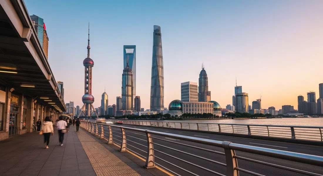 la Torre Perla Oriental, la Torre Jin Mao, el Centro Financiero Mundial de Shanghái y la Torre de Shanghái agrupadas sobre el río Huangpu al atardecer, desde un ángulo bajo con tráfico y líneas de puentes peatonales en primer plano