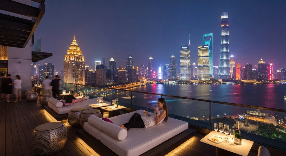 Roosevelt Sky Bar en el noveno piso de la House of Roosevelt, camas balinesas y champán frente al horizonte iluminado de Pudong de noche