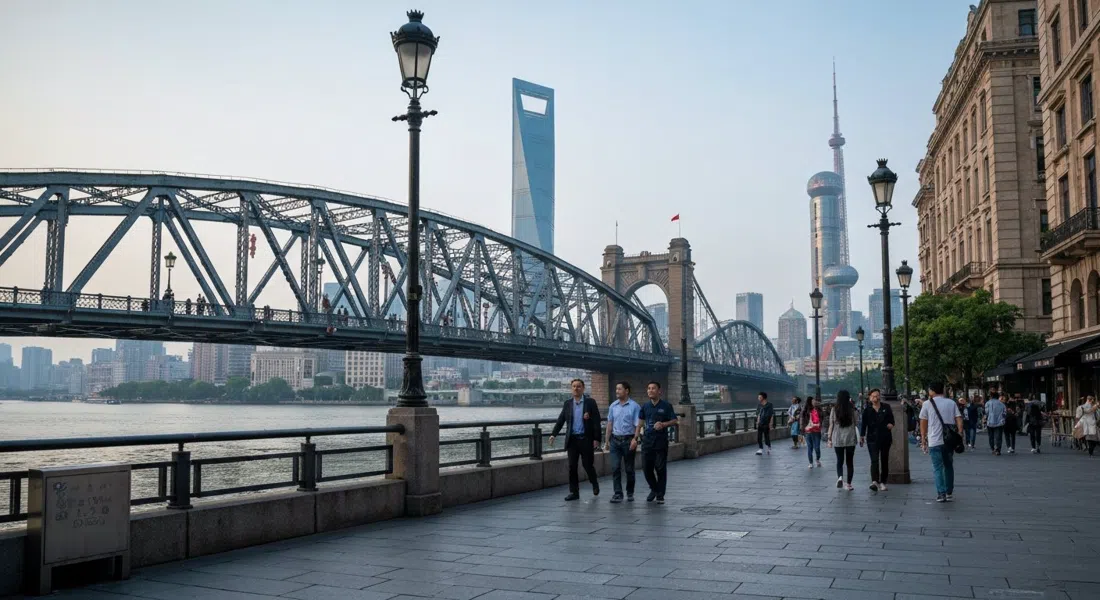Puente Waibaidu en el extremo norte del Bund, celosía de acero sobre el arroyo Suzhou en la suave luz matutina