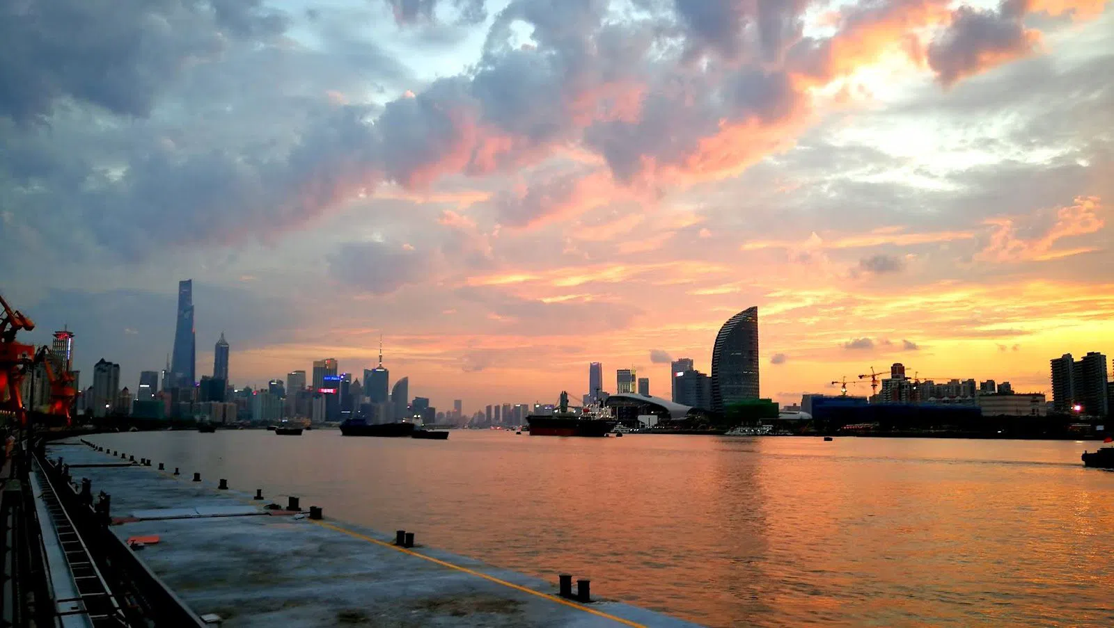 Lujiazui Riverside Promenade (Binjiang Avenue), Shanghai